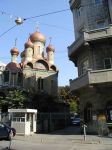 Také v  sousedství  zastupitelského úřadu ČR je pravoslavný kostel.