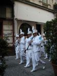V době slavností Bukurešti procházely uličkami starého města kapely... tam ...