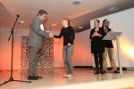 Skleněnou bábovku s hvězdným prstencem předal Anně Marešové