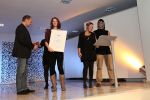 Lucie Smyslová z FUD UJEP obdržela cena od Unie profesionálních designérů ČR z rukou jejího prezidenta Ivana Dlabače