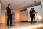 Prof. Jan Fišer, předseda vysokoškolské a univerziotní poroty   předával ocenění vysokoškolským studentům a stále ze scény utíkal