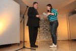 Středoškolákům předával ocenění člen středoškolské poroty akad. mal. Zbyněk Kočvar. Na scéně Nikola Kašpárková z SUPŠ sklářské ve Valašském Meziříčí