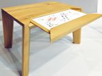 Pod stolovou deskou je ukryta výsuvná kreslicí tabule