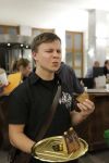07 Zdá se, že bábovka vítězi chutná (a nejen jemu!)