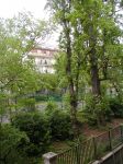 Park s dětskými hřišti v otevřeném bloku mezi ulicí Ruskou a Bulharskou 