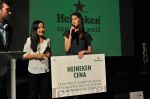 Martina Meng Ting Shi předává vítězce Sabině Berkové voucher na pobyt na Milan Design Week