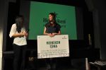 Martina Meng Ting Shi předává vítězce Sabině Berkové voucher na pobyt na Milan Design Week
