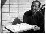 Architekt Vladimir Dedecek s modelom Viacuceloveho vystavneho zariadenia v Bratislave okolo roku 1974 