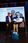 Vojta přebírá cenu Českých center z rukou Aleny Kopečné