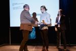 Vojtěch Šenekel přebírá cenu od PhDr. Jaroslava Polaneckého, Ph.D. 